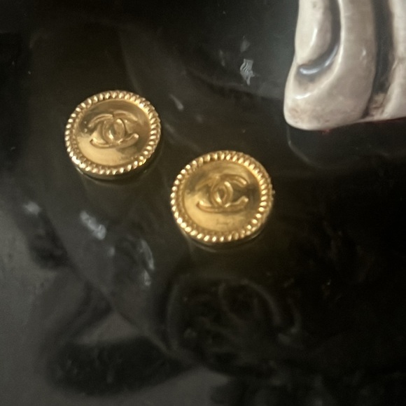 Auth. CHANEL Goldtone Buttons (Earrings) - Picture 8 of 9